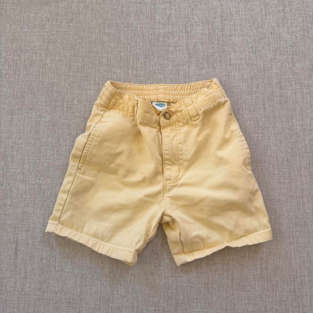 Vintage Old Navy butter yellow shorts 
Toddler 2T